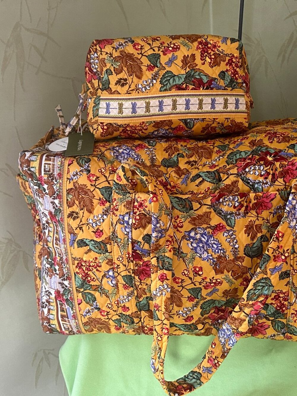 VERA BRADLEY x GILMORE GIRLS LARGE ORIGINAL DUFFEL BAG + COSMETIC BAG (SET):NWT - Picture 4 of 15